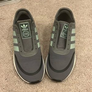 Woman’s Adidas N-5923 sneakers